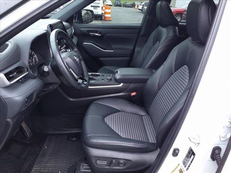 used 2022 Toyota Highlander car, priced at $38,997