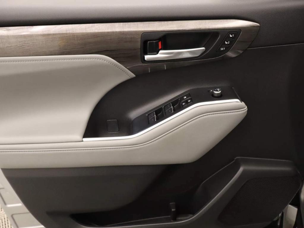 used 2024 Toyota Highlander car, priced at $48,139