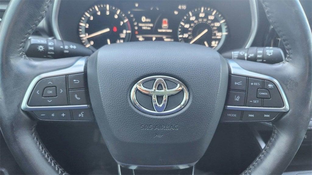 used 2021 Toyota Highlander car, priced at $24,999