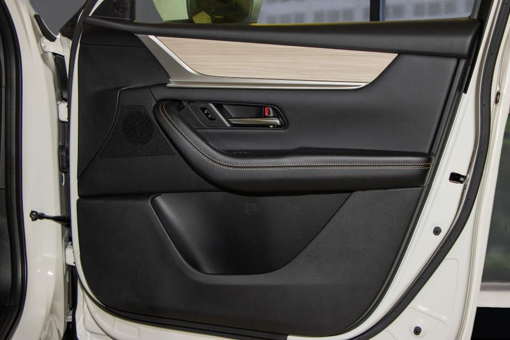 new 2025 Mazda CX-90 car, priced at $40,770