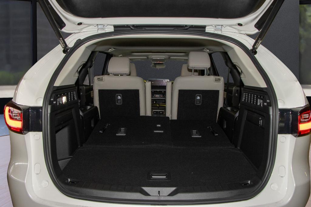 new 2025 Mazda CX-90 car, priced at $40,770
