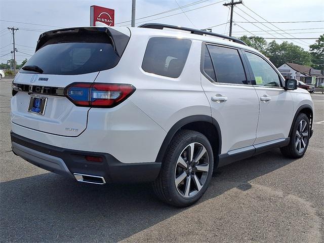 new 2025 Honda Pilot car, priced at $55,715