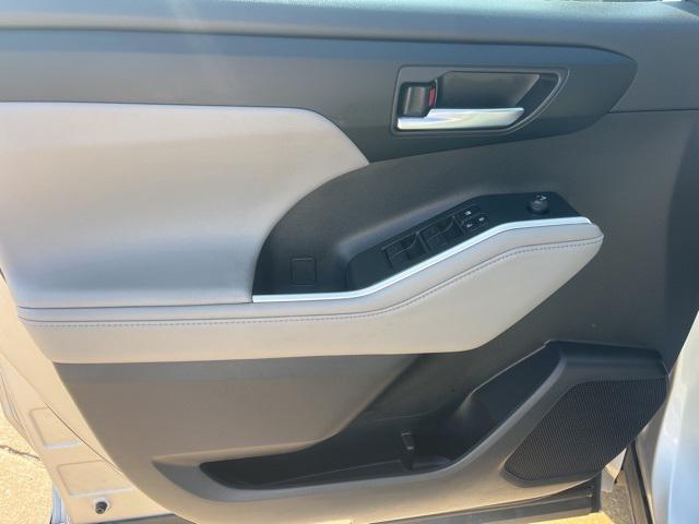 used 2022 Toyota Highlander car, priced at $38,699