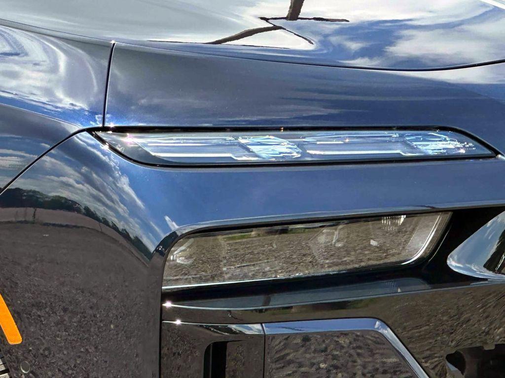 new 2025 BMW 760 car, priced at $133,825