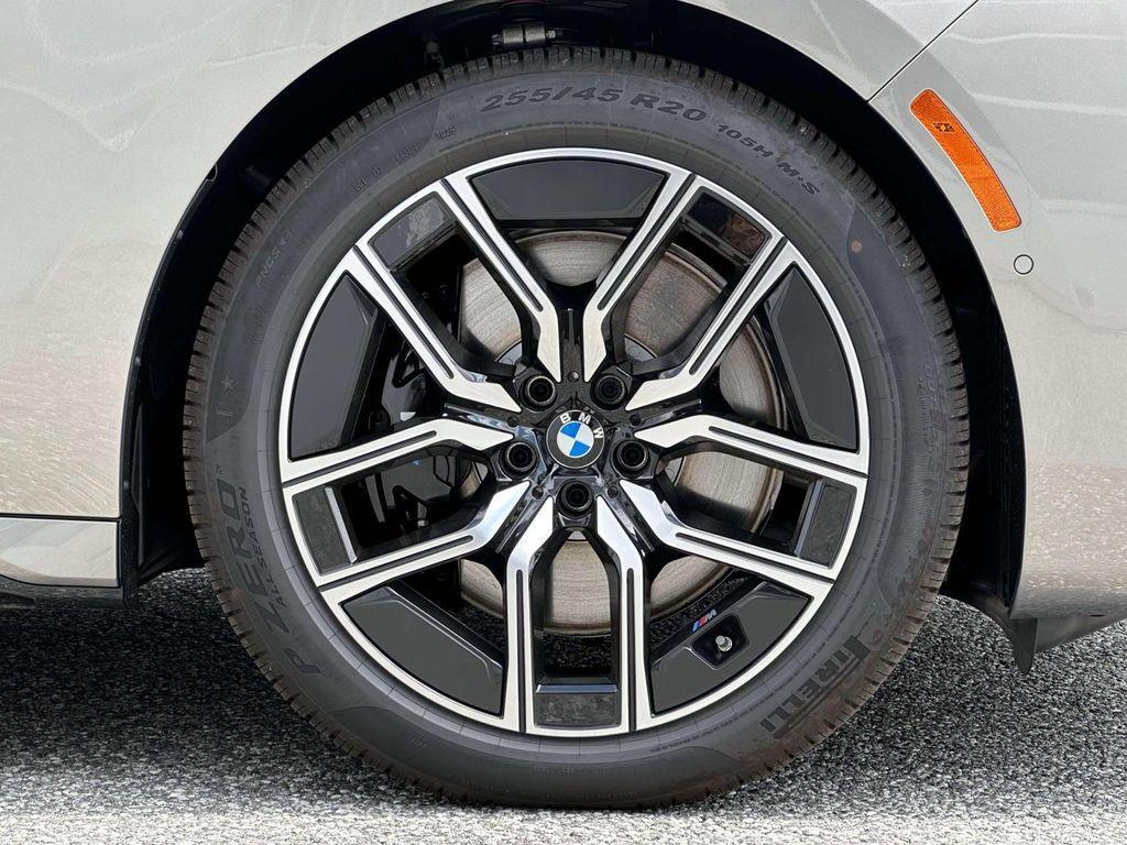 new 2025 BMW 760 car, priced at $130,825