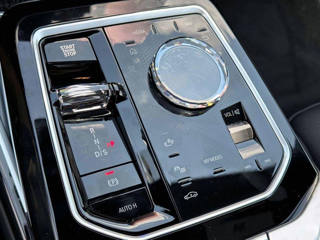 new 2025 BMW 760 car, priced at $133,945