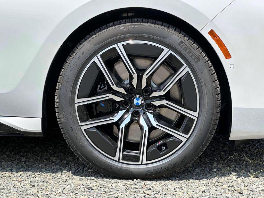 new 2025 BMW 760 car, priced at $130,825