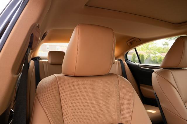 new 2025 Lexus ES 300h car, priced at $50,510