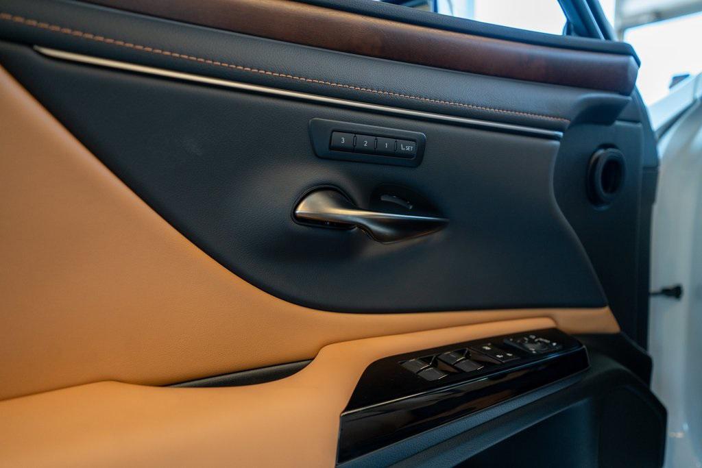 new 2025 Lexus ES 300h car, priced at $49,955