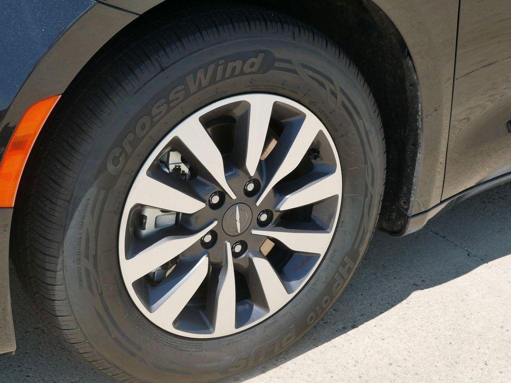used 2023 Chrysler Pacifica Hybrid car, priced at $25,231