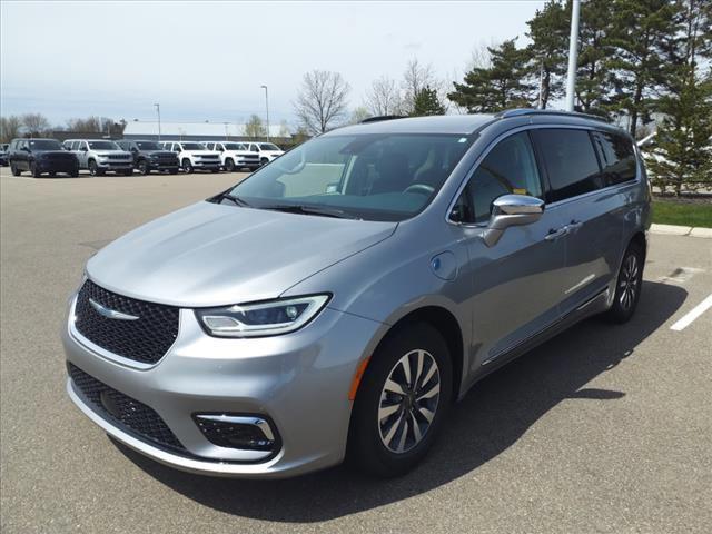 used 2021 Chrysler Pacifica Hybrid car, priced at $34,143
