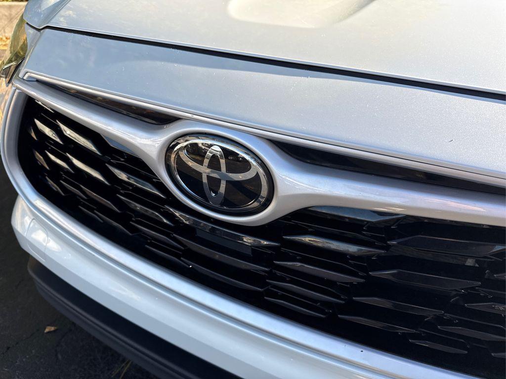 used 2022 Toyota Highlander car, priced at $32,700
