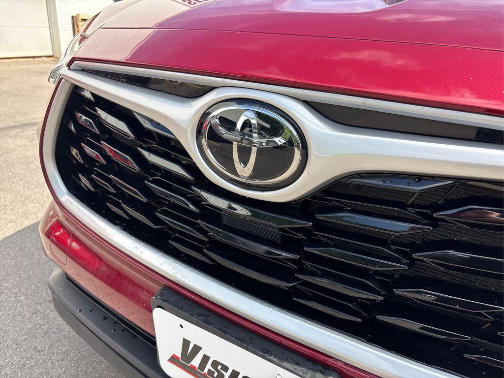 used 2022 Toyota Highlander car, priced at $36,239