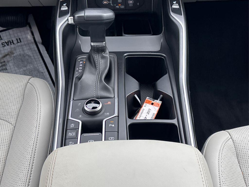 used 2025 Kia Sorento car, priced at $33,322