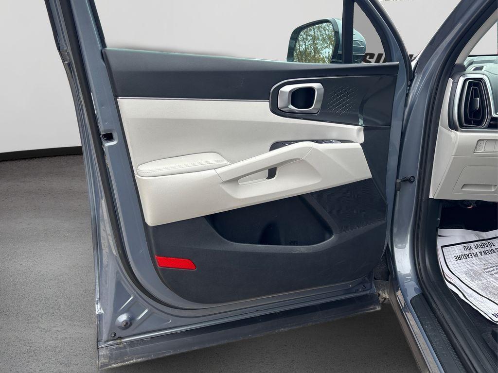 used 2025 Kia Sorento car, priced at $33,322