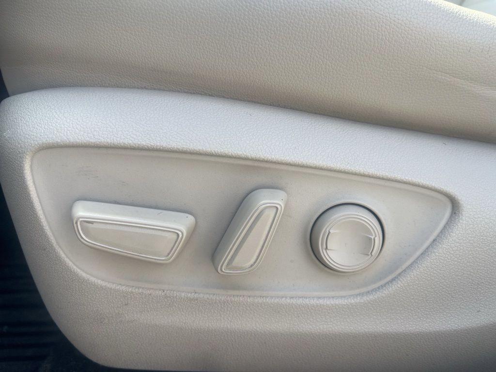 used 2020 Toyota Highlander car, priced at $30,995