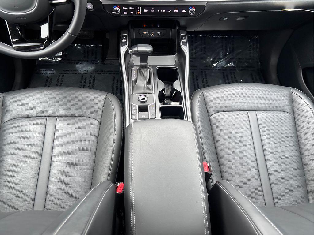 used 2025 Kia Sorento car, priced at $33,891