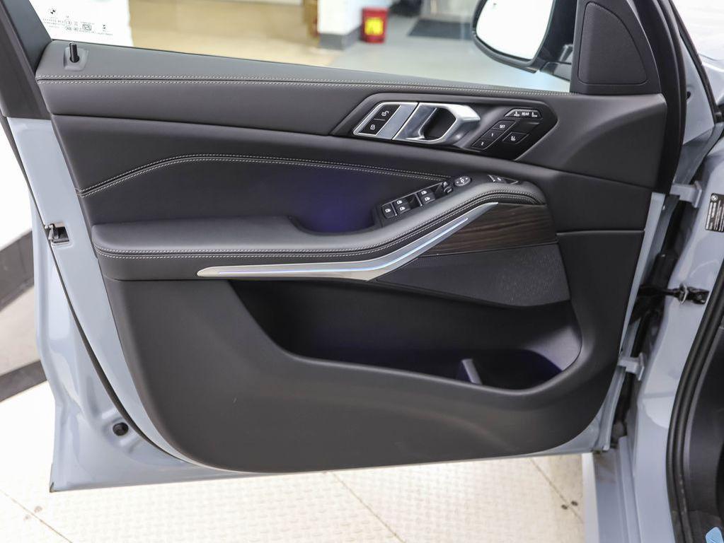 new 2026 BMW X7 car, priced at $95,625