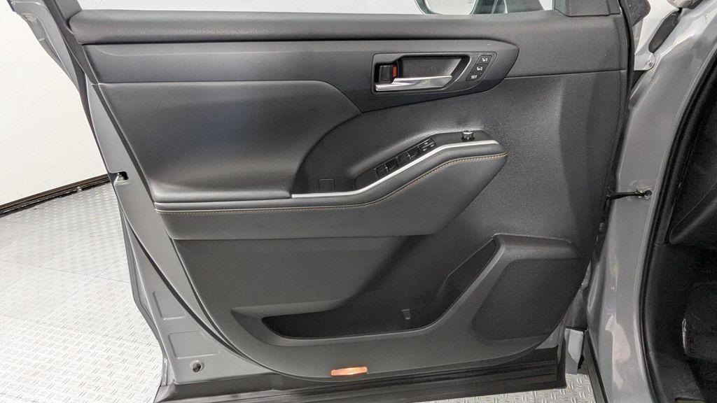 used 2022 Toyota Highlander car, priced at $29,199