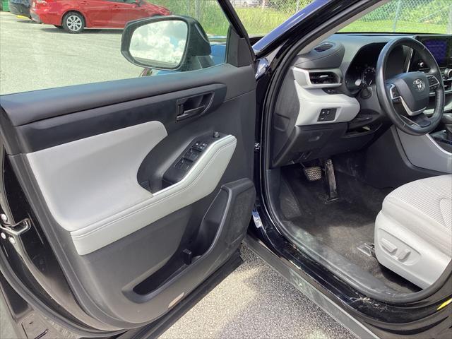 used 2023 Toyota Highlander car, priced at $31,999