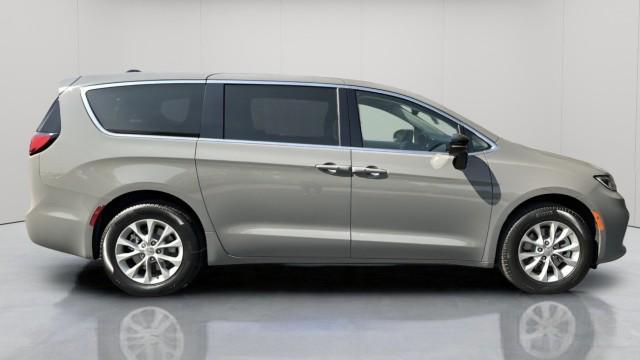 new 2024 Chrysler Pacifica car, priced at $40,490