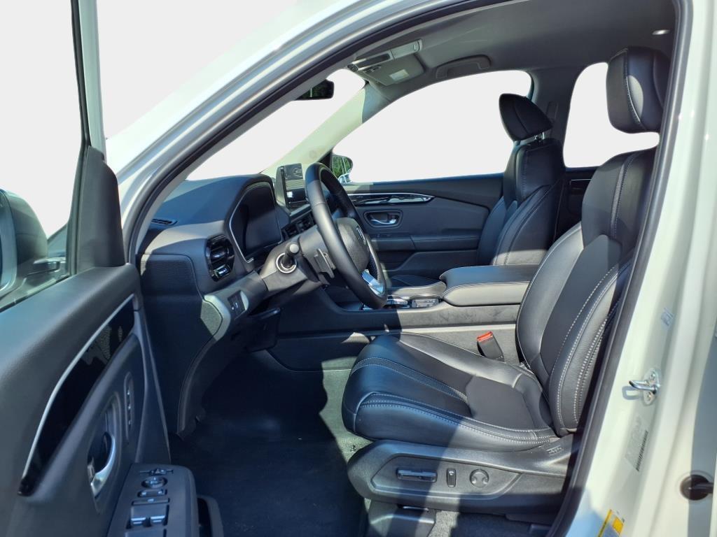 used 2025 Honda Pilot car, priced at $42,000