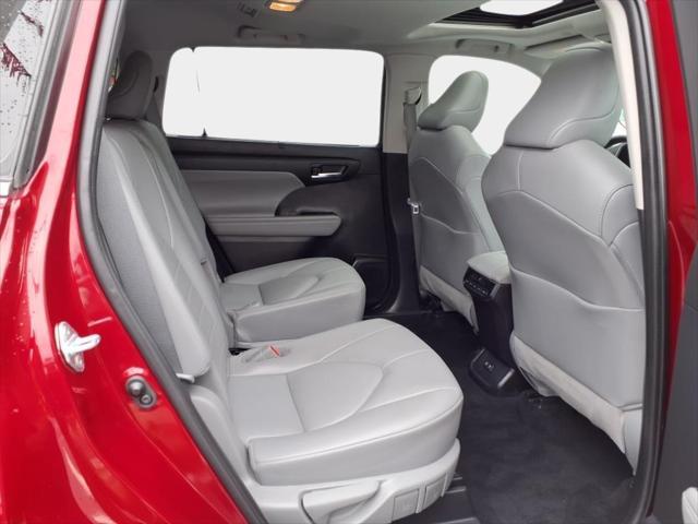 used 2021 Toyota Highlander car, priced at $28,000