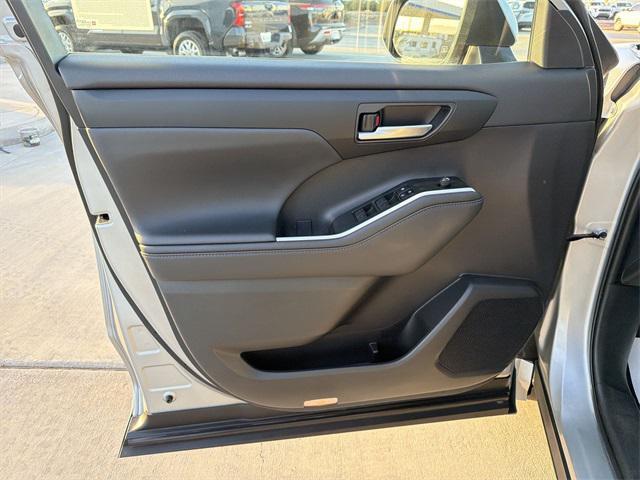 used 2024 Toyota Highlander car, priced at $41,500