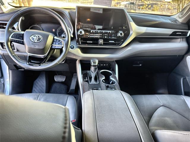 used 2021 Toyota Highlander car, priced at $39,600