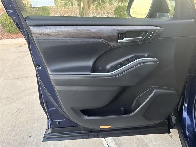 used 2022 Toyota Highlander car, priced at $37,200