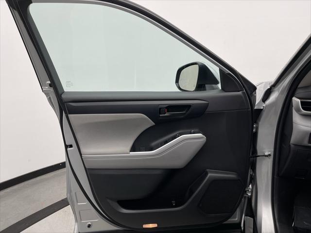 used 2022 Toyota Highlander car, priced at $31,399