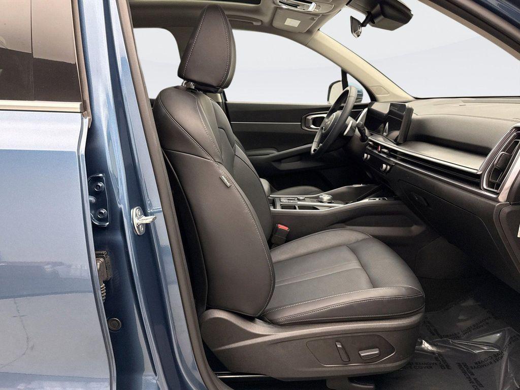 used 2025 Kia Sorento Hybrid car, priced at $37,598