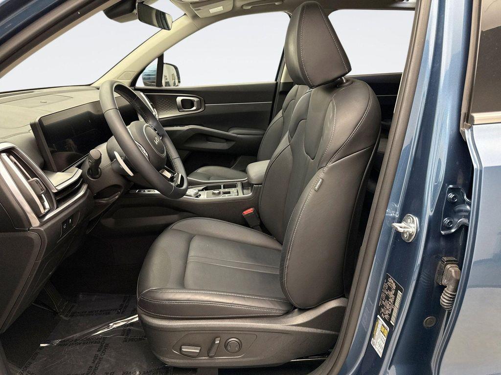 used 2025 Kia Sorento Hybrid car, priced at $37,598