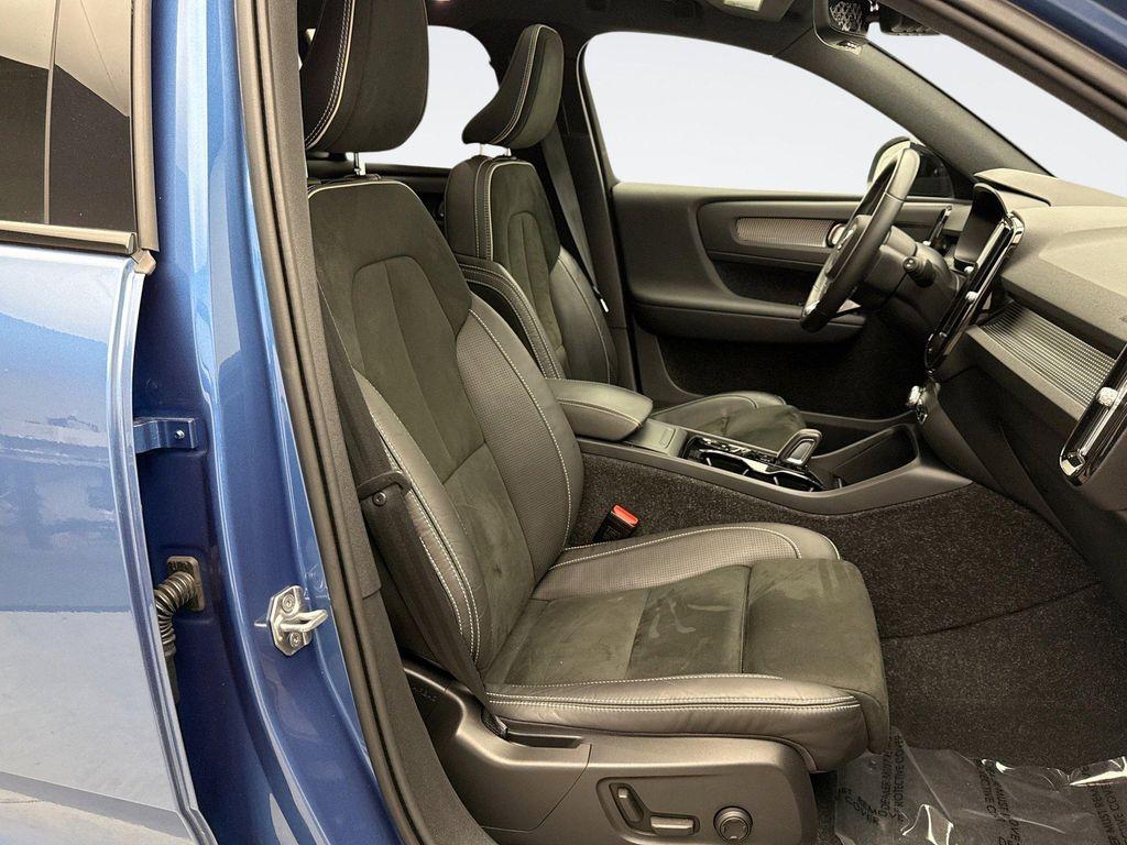 used 2021 Volvo XC40 car, priced at $21,946