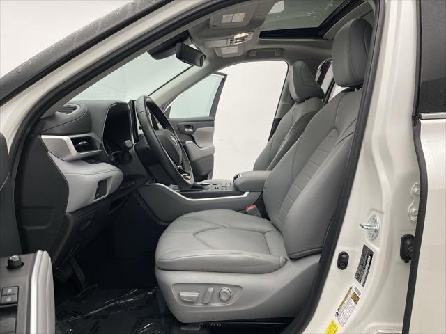 used 2021 Toyota Highlander car, priced at $38,600