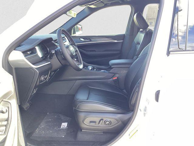 new 2025 Jeep Grand Cherokee car, priced at $43,916