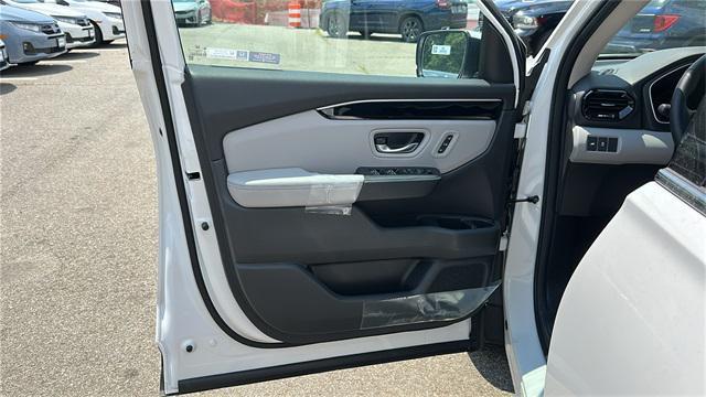 new 2025 Honda Pilot car, priced at $52,495