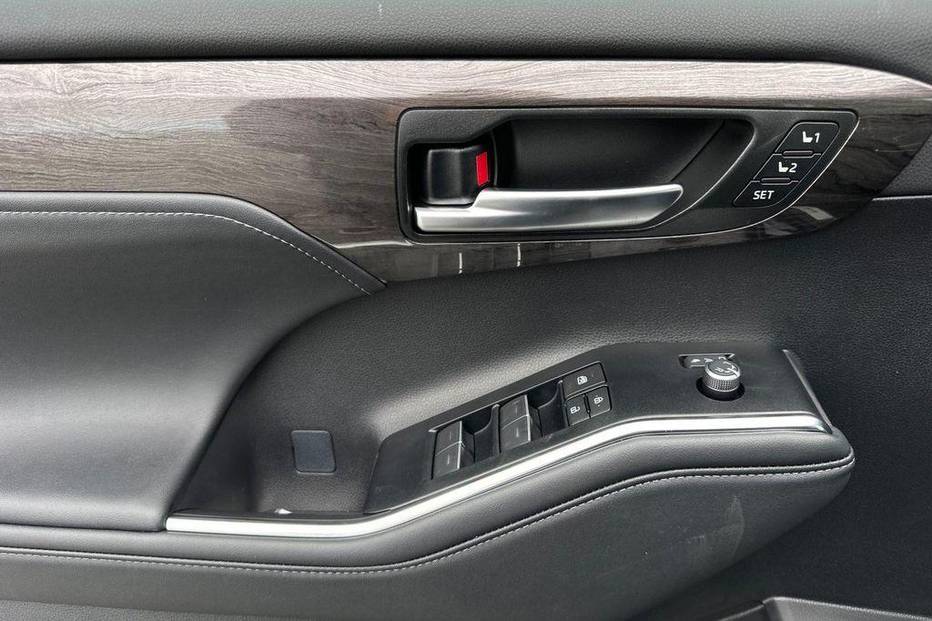 new 2025 Toyota Highlander Hybrid car, priced at $54,603