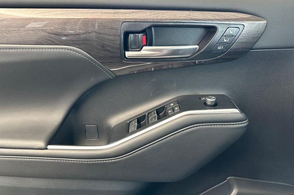 new 2025 Toyota Highlander car, priced at $55,018