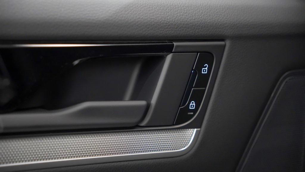 new 2025 Porsche Cayenne car, priced at $106,825