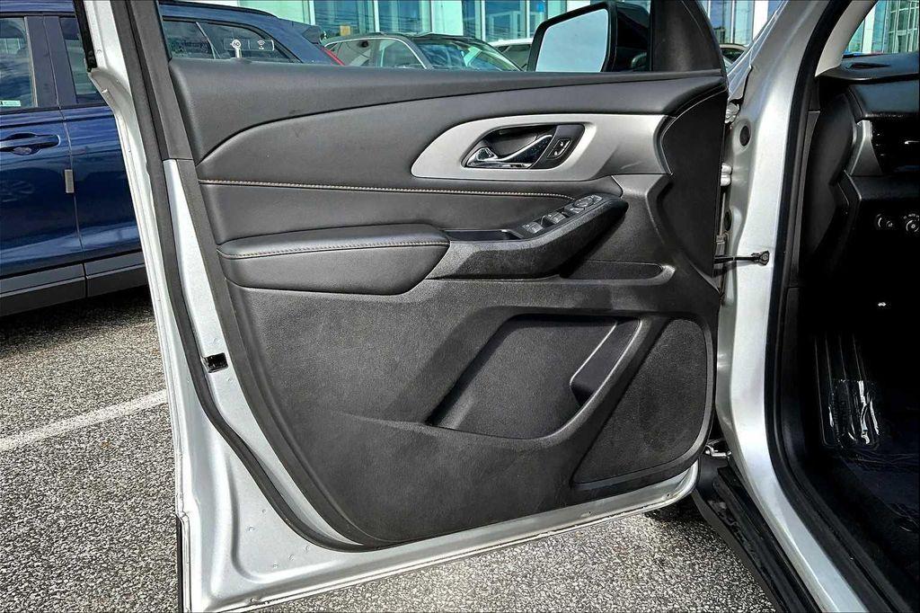 used 2021 Chevrolet Traverse car, priced at $21,392