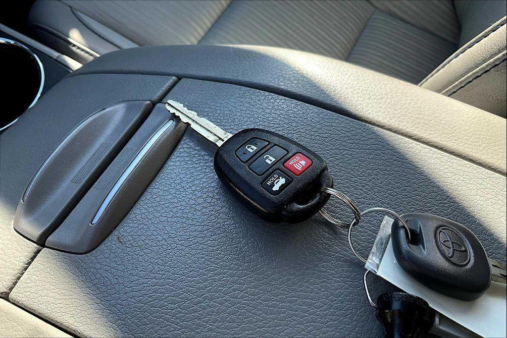 used 2016 Toyota Highlander car, priced at $21,652