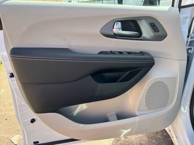 new 2024 Chrysler Pacifica car, priced at $44,350