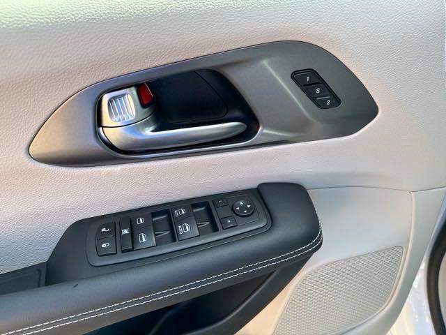 new 2024 Chrysler Pacifica car, priced at $44,350