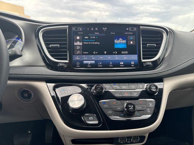 new 2024 Chrysler Pacifica car, priced at $44,350