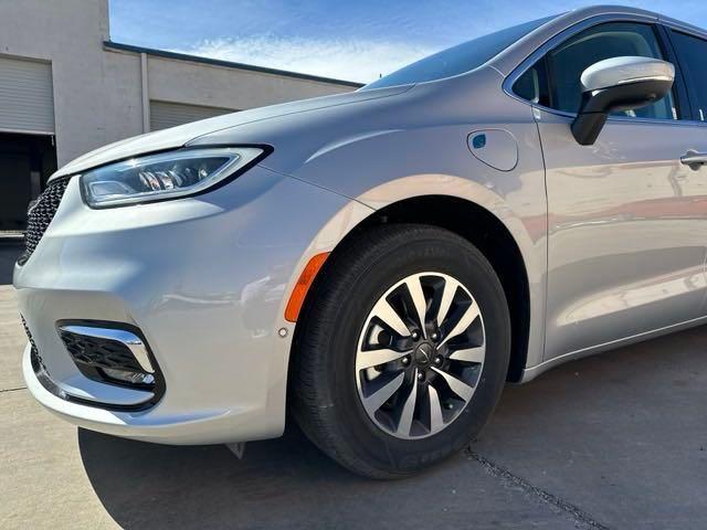 new 2023 Chrysler Pacifica Hybrid car, priced at $47,335