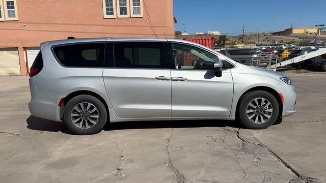 new 2023 Chrysler Pacifica Hybrid car, priced at $47,335