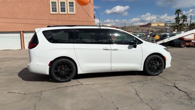 new 2024 Chrysler Pacifica car, priced at $46,390