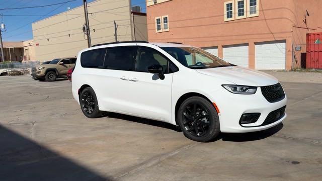 new 2024 Chrysler Pacifica car, priced at $46,327