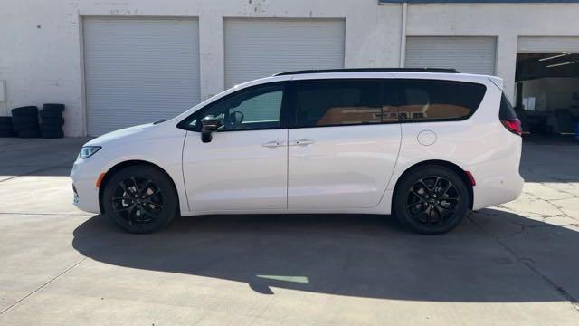 new 2024 Chrysler Pacifica car, priced at $46,327